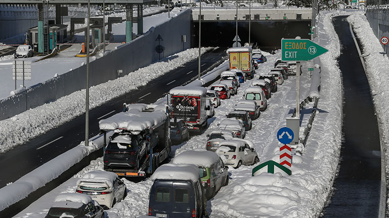 Αποζημίωση 2.000 ευρώ για κάθε εγκλωβισμένο αυτοκίνητο στην Αττική Οδό